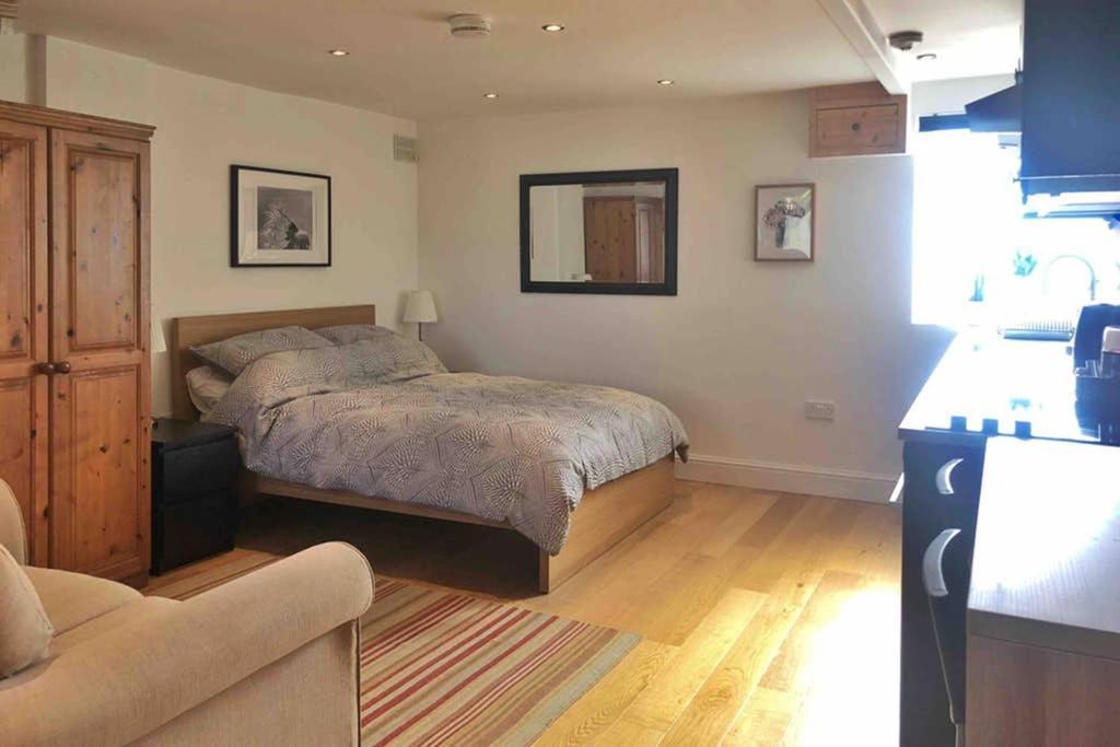 Modern Studio Apartment Near Town Centre Poole Esterno foto