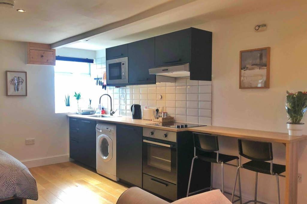 Modern Studio Apartment Near Town Centre Poole Esterno foto